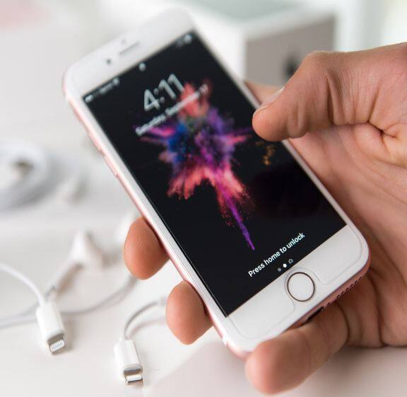 iPhone 7 (2016): iPhone 7 ਨੂੰ 2016 ਵਿੱਚ ਲਾਂਚ ਕੀਤਾ ਗਿਆ ਸੀ। ਇਸ ਫੋਨ 'ਚ ਕੋਈ ਖਾਸ ਬਦਲਾਅ ਨਹੀਂ ਕੀਤਾ ਗਿਆ ਹੈ। ਖਾਸ ਗੱਲ ਇਹ ਹੈ ਕਿ ਪਹਿਲੀ ਵਾਰ ਕਿਸੇ ਆਈਫੋਨ ਨੂੰ ਆਈਪੀ ਰੇਟਿੰਗ ਦਿੱਤੀ ਗਈ ਹੈ। ਉਸੇ ਸਾਲ, ਕੰਪਨੀ ਨੇ ਆਈਫੋਨ SE ਵੀ ਪੇਸ਼ ਕੀਤਾ ਅਤੇ ਇਸਨੂੰ ਪਹਿਲੇ ਬਜਟ ਆਈਫੋਨ ਵਜੋਂ ਜਾਣਿਆ ਜਾਂਦਾ ਸੀ।
