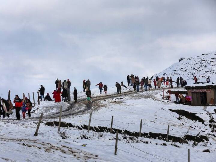 कश्मीर के पर्यटक स्थल गुलमर्ग (Gulmarg) और पहलगाम (Pahalgam) में लगातार बर्फबारी हो रही है, जिसके कारण जमीन ने सफेद चादर ओढ़ ली, जो देखने में बहुत आकर्षक लग रही है और लोगों का मन मोह रही है.