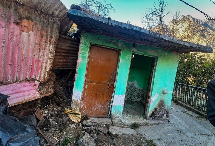 জোশীমঠকে বসবাসের অযোগ্য বলে ঘোষণা করল বিজেপি-শাসিত উত্তরাখণ্ড সরকার। হিমালয়ের কোলে এই ছোট্ট জনপদে একের পর এক বাড়িতে বাড়ছে ফাটল। ইতিমধ্যেই ৬০৩টি বাড়ি ক্ষতিগ্রস্ত। বিপজ্জনক এলাকা থেকে ৬৮টি পরিবারকে নিরাপদ আশ্রয়ে সরিয়ে নিয়ে যাওয়া হয়েছে।