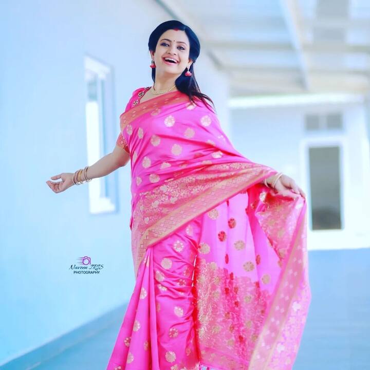 తనదైన పంచ్ లు వేసి జబర్దస్ట్ నటులతో కలిసి కామెడీ చేస్తూ అందరినీ నవ్విస్తుంది. Image Credit: Indraja/ Instagram