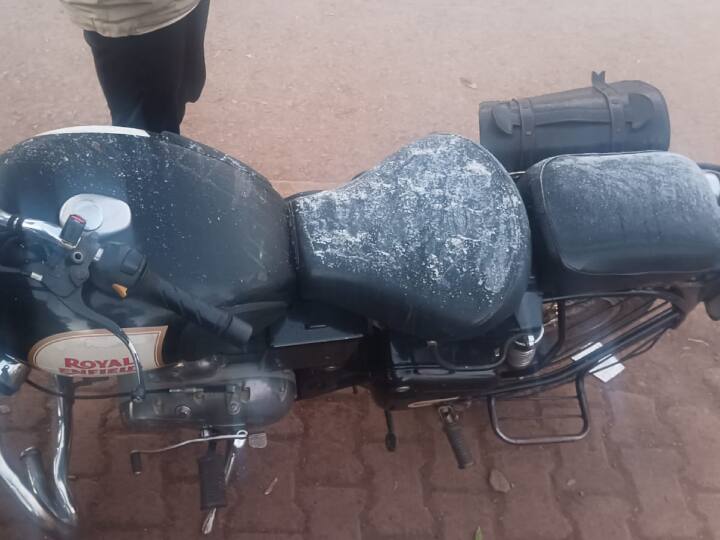 इधर बलरामपुर जिले के वाड्रफनगर में तापमान इतना कम हो गया कि रातभर में घरों के बाहर खड़े वाहनों के ऊपर बर्फ के पाले की परत जम गई. वाड्रफनगर ब्लॉक अंतर्गत रजखेता इलाके में सुबह जब लोग उठे तो घर के बाहर खड़े वाहनों के ऊपर बर्फ के समान पतली परत देख हैरान रह गए. वाड्रफनगर में तापमान लगभग 2 डिग्री के आसपास पहुंच गया है.