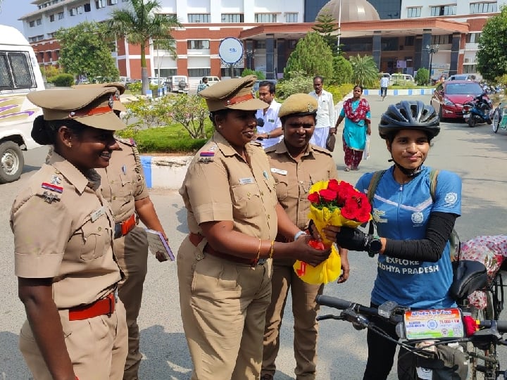 பெண்களுக்கு பாதுகாப்பான நாடு; இந்தியா முழுவதும் சைக்கிள் பயணம் - சேலத்தில் வீராங்கனைக்கு வரவேற்பு