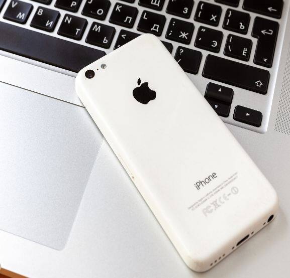 iPhone 5C (2013): ਇਸ ਸਾਲ 2013 'ਚ ਕੰਪਨੀ ਨੇ ਲਾਂਚਿੰਗ ਲਈ ਵੱਡਾ ਫੈਸਲਾ ਲਿਆ ਸੀ। ਐਪਲ ਨੇ ਹਰ ਸਾਲ ਇਕ ਫੋਨ ਦੀ ਬਜਾਏ ਦੋ ਫੋਨ ਲਾਂਚ ਕੀਤੇ। ਆਈਫੋਨ 5ਸੀ ਦੇ ਕੁਝ ਲੁੱਕ 'ਚ ਵੀ ਬਦਲਾਅ ਕੀਤਾ ਗਿਆ ਸੀ। iOS 7 ਨੂੰ iPhone 5C 'ਚ ਲਾਂਚ ਕੀਤਾ ਗਿਆ ਸੀ, ਜਿਸ 'ਚ ਮਲਟੀ-ਟਾਸਕਿੰਗ ਐਪ ਦਾ ਫੀਚਰ ਦਿੱਤਾ ਗਿਆ ਸੀ।
