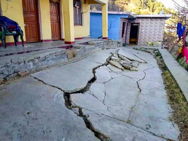 Uttarakhand Joshimath Land Sinking reasons officials of Home Ministry and NDMA will visit Joshimath PM Narendra Modi Joshimath Sinking: गृह मंत्रालय और एनडीएमए के शीर्ष अधिकारी करेंगे जोशीमठ का दौरा, लेंगे हालात का जायजा