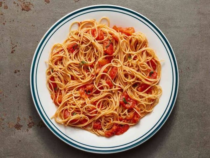 Make a restaurant style pasta note down the recipe of Garlic tomato pasta Winter Snacks: कड़ाके की सर्दी में घर बैठे लेना है होटल वाला फील तो घर पर बनाएं सुपर टेस्टी एंड डिलिशियस Garlic Tomato Pasta, नोट करें रेसिपी