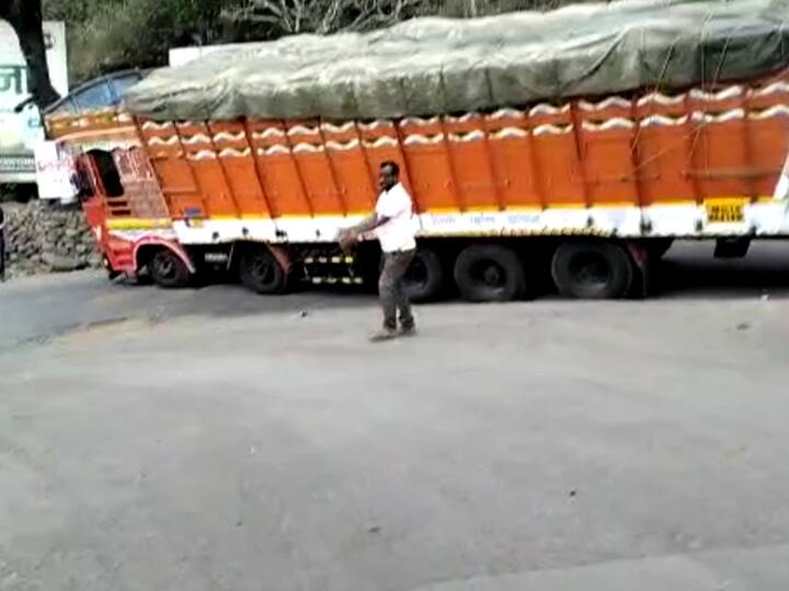 वाहनांच्या लांबच्या लांब रांगा लागल्या आहेत..