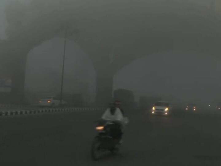 Dense fog blanketed Amritsar this morning; people seen sitting by the bonfire in a bid to keep themselves warm as the coldwave continues. (Photo: Twitter/ANI)