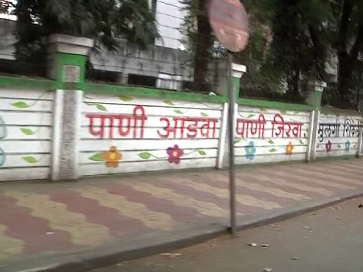 पुण्यातल्या कोथरुडमधल्या या ४०० फुटांच्या भिंतीवर अमौलिक साहित्य महापालिकेनं लिहिलं...