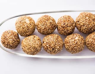 Makar Sankranti 2023 : थंडीमध्ये तिळाचे लाडू अतिशय फायदेशीर, मकरसंक्रांतीला लाडू घरी नक्की बनवा, जाणून घ्या कृती