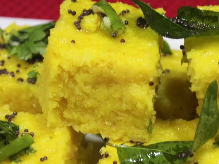 एक गोल थाली को थोड़ा सा तेल लगाकर चिकना कर लें और उसमें बैटर डालें। इसे स्टीमर में रखें, ढककर 10-12 मिनट के लिए स्टीम करें। हो जाने के बाद इसे निकाल लें और ठंडा होने दें. तंदूरी ढोकला को क्यूब्स में काटें और प्लेट में रखें.