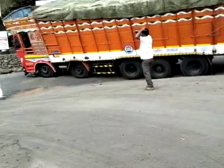 ट्रकला आणि दगडाला क्रेनच्या साहाय्याने बाजूला काढण्याचे काम युद्ध पातळीवर सबंधित प्रशासनाकडून सुरु आहे..