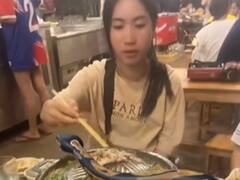 लड़कियों के साथ डेट पर पहुंचा विशालकाय सांप, थाली से ही शेयर करने लगा खाना, देखिए Video