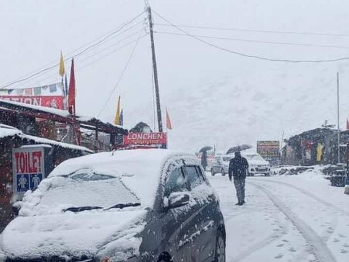 मौसम विभाग के अनुसार आज कश्मीर के गुलमर्ग का न्यूनतम तापमान -0.6 डिग्री सेल्सियस दर्ज किया गया. वहीं पहलगाम में 2.4°डिग्री सेल्सियस.