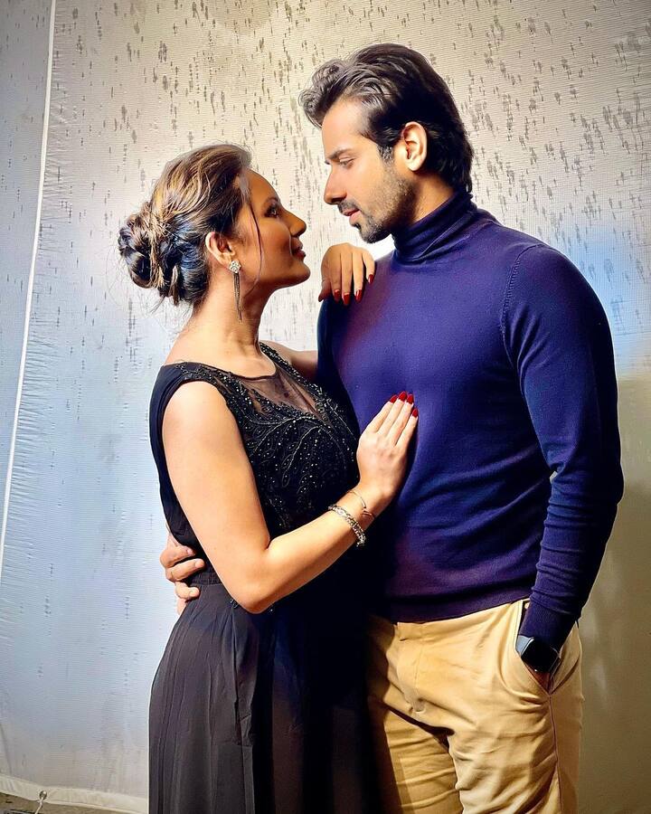 शादी से पहले पूजा और कुणाल ने एक दूसरे को लगभग नौ सालों तक डेट किया था. साल 2017 में इस कपल ने बड़े ही धूमधाम के साथ सगाई कर ली थी, हालांकि शदी की घोषणा तब नहीं की थी. . (Photo Credit- Puja Banerjee Instagram)