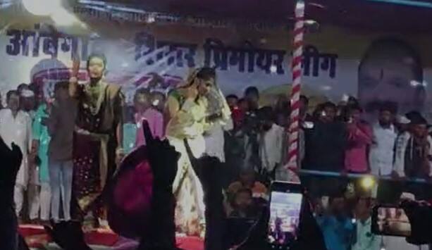 गौतमी पाटीलच्या सोबत नाचताना प्रेक्षक बेभान झाले.