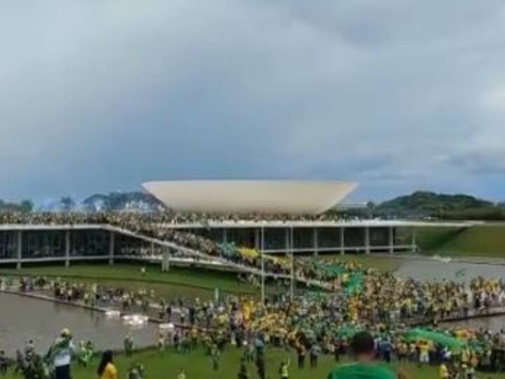 viral Video Brazil Bolsonaro Supporters Invade Suprem Court Parliament video viral Against President Luiz Inacio Lula da Silva Brazil Riots: ब्राजील में हिंसा का वीडियो वायरल, संसद और सुप्रीम कोर्ट तक बोल्सोनारो समर्थकों ने मचाई तबाही, देखिए