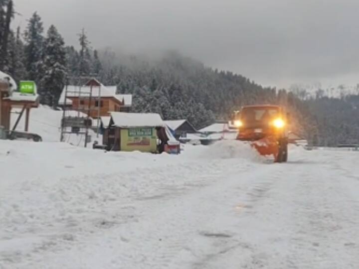 Jammu-Kashmir: उत्तर भारत में कड़ाके की ठंड का कहर जारी है. कश्मीर में न्यूनतम तापमान अधिकतर जगह शून्य से नीचे ही रहा जिसकी वजह से लोगों को सर्दी का प्रकोप झेलना पड़ रहा है.