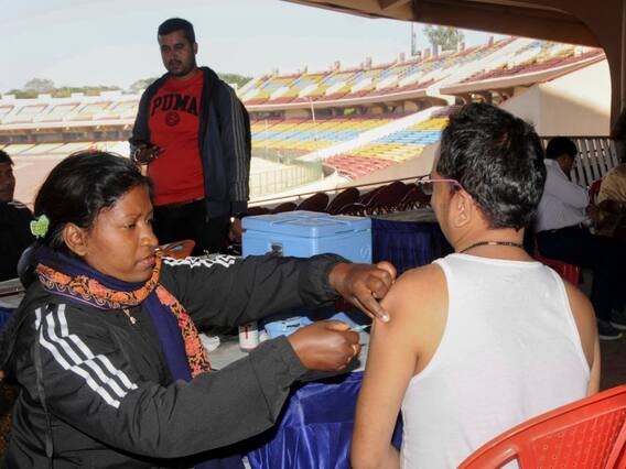 Coronavirus: दुनिया में कोरोना की चिंता के बीच भारत से अच्छी खबर, 220 करोड़ से ज्यादा वैक्सीन की डोज लगाई गई Coronavirus: दुनिया में कोरोना की चिंता के बीच भारत से अच्छी खबर, 220 करोड़ से ज्यादा वैक्सीन की डोज लगाई गई