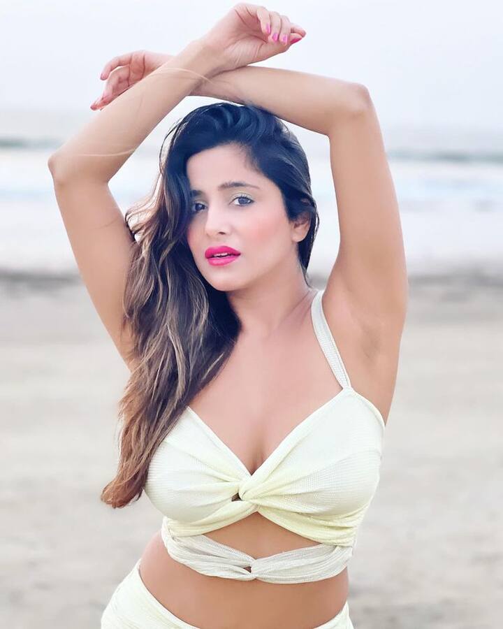 તાજેતરમાં, અભિનેત્રીએ ફરી એકવાર તેના લેટેસ્ટ હોટ ફોટાઓ દ્વારા ચાહકોનું ધ્યાન ખેંચ્યું છે, જેમાં તે બીચ પર ખૂબ જ સિઝલિંગ પોઝ આપતી અને તસવીરો ક્લિક કરતી જોવા મળે છે.