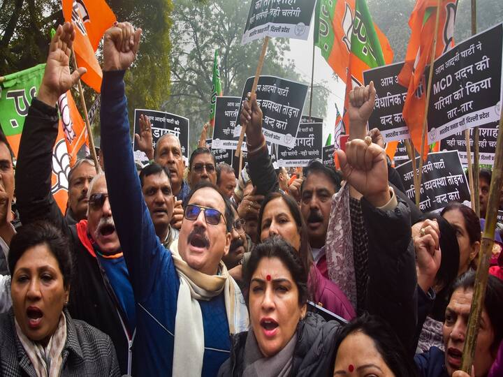 Many leaders and employees of the Delhi BJP, led by their working president Virendra Sachdeva, raised slogans.