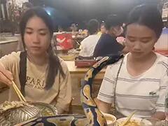 Shocking Video: ਰੈਸਟੋਰੈਂਟ 'ਚ ਕੁੜੀਆਂ ਨਾਲ ਡਿਨਰ ਕਰਨ ਪਹੁੰਚਿਆ ਵਿਸ਼ਾਲ ਸੱਪ, ਦੇਖੋ ਵੀਡੀਓ