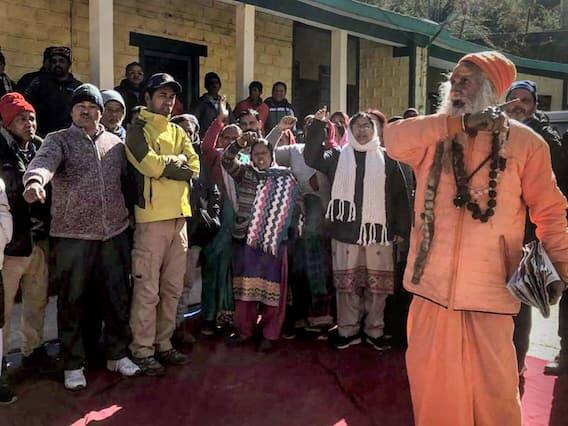 જોશીમઠમાં તહેસીલદારની ઓફિસની બહાર એકઠા થયેલા લોકો તેમના મકાનો ધરાશાયી થવાની આશંકા વ્યક્ત કરી રહ્યા છે. લોકોની જાનમાલને ઘણું નુકસાન થયું છે જેના કારણે લોકો ખૂબ જ પરેશાન છે.