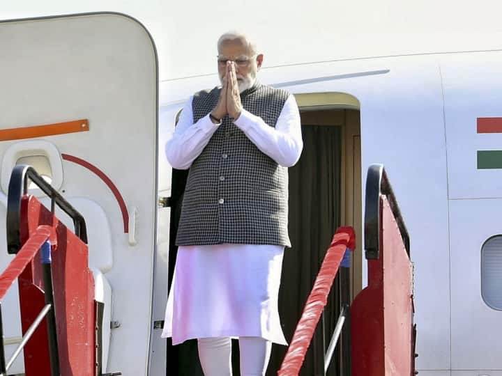 पीएम मोदी ने मुंह में पानी लाने वाले इन पकवानों के जायकों को काव्यात्मक अंदाज में पेश किया. पीएम मोदी ने प्रवासी भारतीय दिवस सम्मेलन के उद्घाटन समारोह में कहा, ‘‘इंदौर ने स्वच्छता के क्षेत्र में देश में अलग पहचान स्थापित की है. लेकिन खाने-पीने के मामले में अपन का (अपना) इंदौर देश ही नहीं, पूरी दुनिया में लाजवाब है.