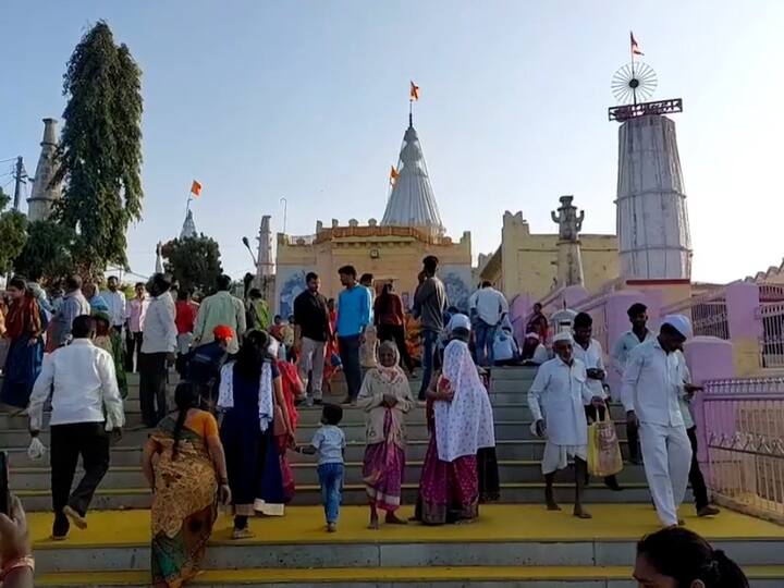 स्वयंभू तांदळासमोर बारालिंग अशा या देवाचे दर्शन घेण्यासाठी केवळ जिल्ह्यातूनच नाही तर राज्यातून मोठ्या संख्येने भाविक दाखल झाले होते.