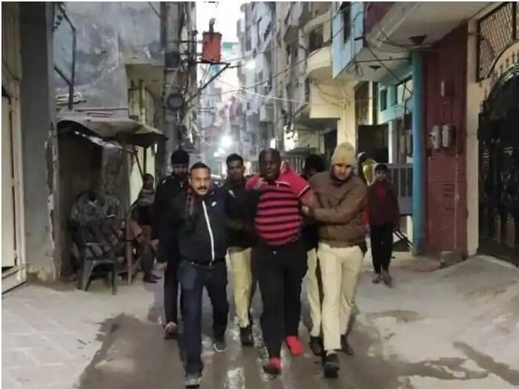 delhi police team surrounded by many african nationals after police detained 5 nigerians in neb sarai व्हिसा संपला, अटक करायला पोलीस गेले; 200-300 नायझेरियाच्या लोकांनी पोलिसांवर केला हल्ला