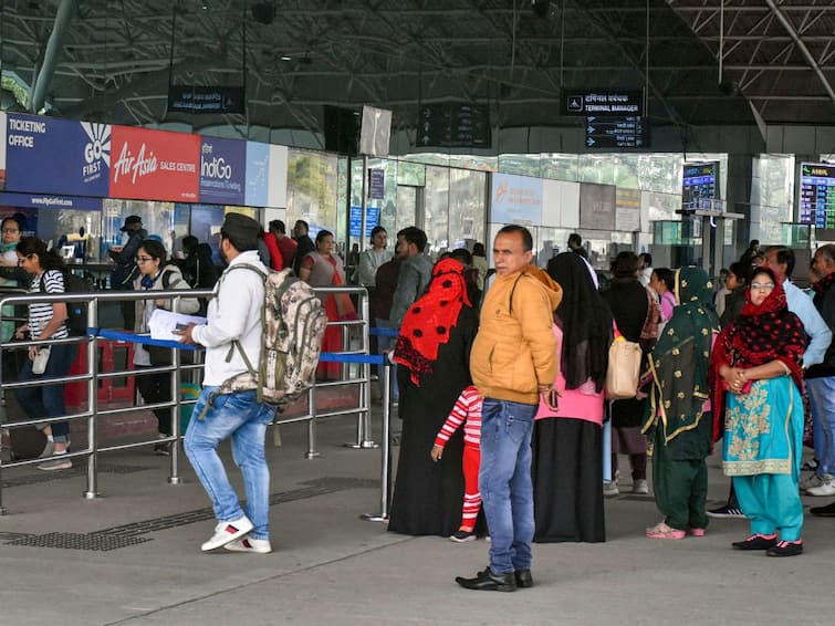 Over 100 Flights Delayed, Several Trains Late As Dense Fog Reduces Visibility Across North India cold wave Delhi Over 100 Flights Delayed, 267 Trains Cancelled As Dense Fog Reduces Visibility Across North India