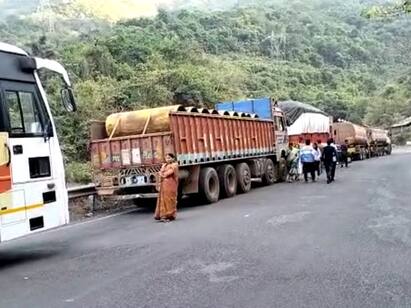 चिपळूण - कराडरोड वरील कुंभार्ली घाटात वाहतूक ठप्प