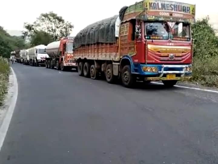 यु टन सोनपात्राजवळील वळणावर अवजड वाहन फसल्याने.. वाहतूक ठप्प..