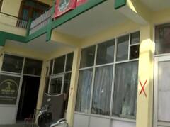 जोशीमठ में खतरे की जद में आए मकानों पर प्रशासन ने लगाए लाल निशान, आवाजाही भी रोकी