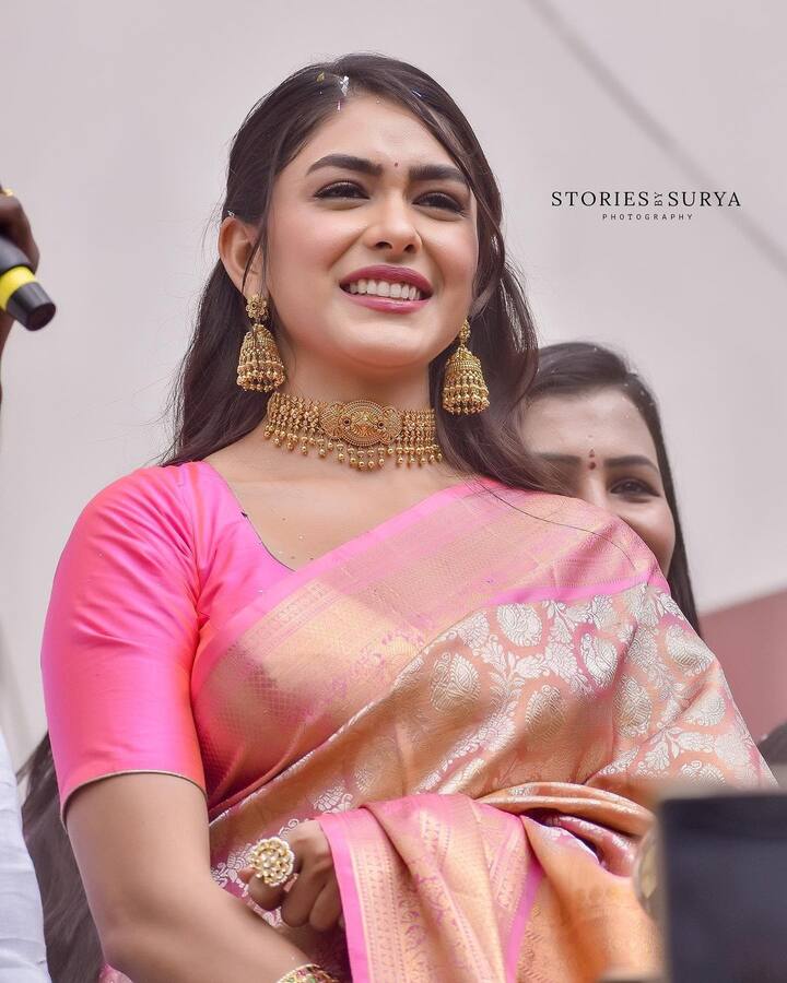 சமீபத்தில் கடை திறப்பு விழாவில் கலந்து கொண்டார் மிருணாள்