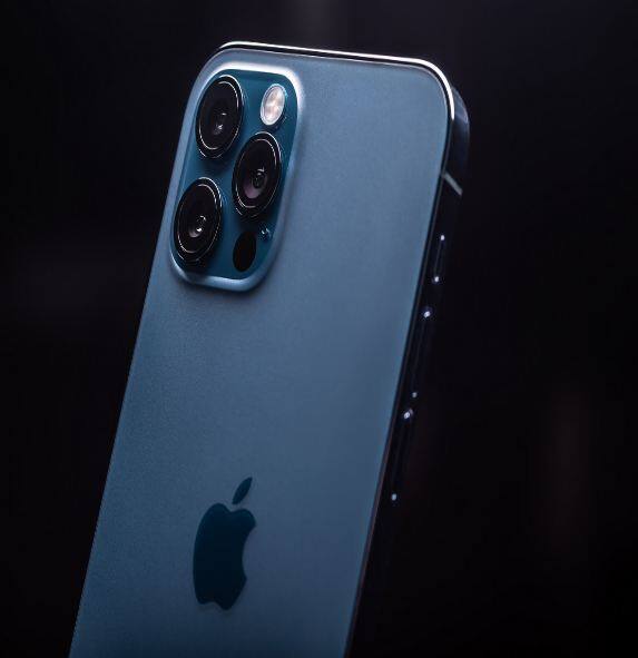 iPhone 12 (2020): Apple ਨੇ iPhone 12 ਅਤੇ iPhone 12 Mini ਨਾਲ ਪਹਿਲੀ ਵਾਰ 5G ਕਨੈਕਟੀਵਿਟੀ ਦੀ ਪੇਸ਼ਕਸ਼ ਕੀਤੀ ਹੈ। ਇਸ ਤੋਂ ਇਲਾਵਾ ਇਸ ਸੀਰੀਜ਼ 'ਚ ਆਈਫੋਨ 12 ਮਿਨੀ ਨੂੰ ਵੀ ਪੇਸ਼ ਕੀਤਾ ਗਿਆ ਸੀ, ਜੋ ਡਿਜ਼ਾਈਨ 'ਚ ਥੋੜ੍ਹਾ ਛੋਟਾ ਹੈ।