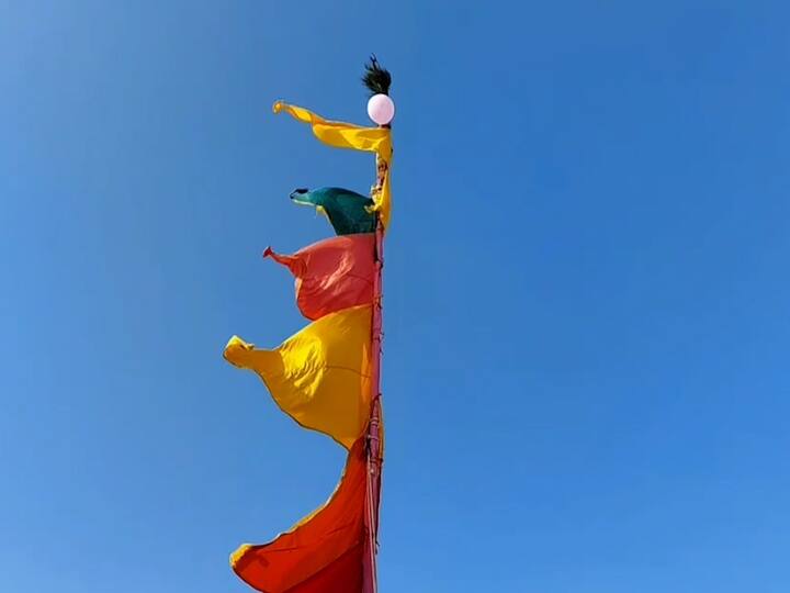 100 फुटांहून अधिक उंच अशा मानाच्या काठ्या हे या यात्रेचे वैशिष्ट्य आहे.