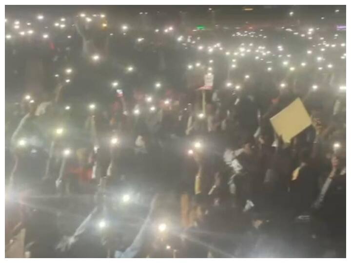 on being stopped by police Karni Sena protested by illuminating torch of mobile in Bhopal of MP ANN Karni Sena Protest: भेल चौराहा से आगे नहीं जाने देने पर करणी सेना नाराज, विरोध में जल उठे हजारों मोबाइल टॉर्च