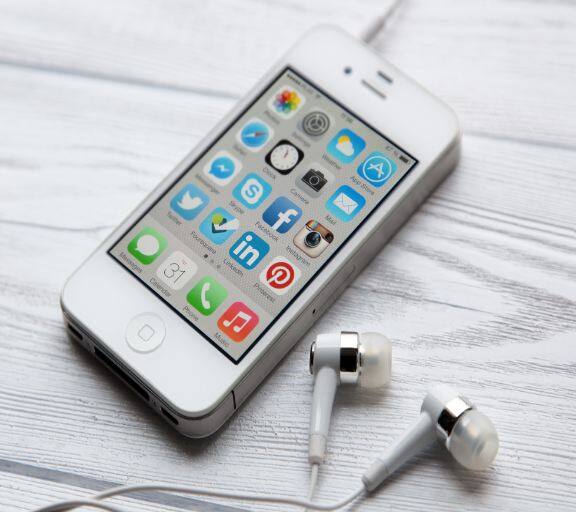 iPhone 4 (2010): ਆਈਫੋਨ 4 ਨੂੰ 2010 ਵਿੱਚ ਕੁਝ ਮਾਮੂਲੀ ਅਪਡੇਟਾਂ ਨਾਲ ਪੇਸ਼ ਕੀਤਾ ਗਿਆ ਸੀ। ਇਸਨੂੰ iPhone 3GS ਦੇ ਨਵੀਨਤਮ ਸੰਸਕਰਣ ਵਿੱਚ ਪੇਸ਼ ਕੀਤਾ ਗਿਆ ਸੀ। ਇਸ ਵਿੱਚ 3.5-ਇੰਚ ਦੀ ਡਿਸਪਲੇ ਹੈ, ਅਤੇ ਇਸਦੀ ਦਿੱਖ ਅਤੇ ਡਿਜ਼ਾਈਨ ਵਿੱਚ ਬਦਲਾਅ ਕੀਤੇ ਗਏ ਹਨ। ਇਸ ਦੀ ਸਭ ਤੋਂ ਖਾਸ ਗੱਲ ਇਸ ਦਾ ਫਰੰਟ ਫੇਸਿੰਗ ਕੈਮਰਾ ਸੀ, ਜਿਸ ਨੂੰ ਪਹਿਲੀ ਵਾਰ ਆਈਫੋਨ 'ਚ ਦੇਖਿਆ ਗਿਆ ਸੀ।