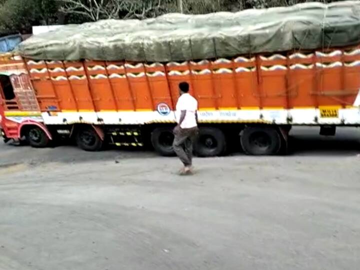 वाहतूक ठप्प झाल्यामुळे जवळपास वाहनांच्या एक किलोमीटर पर्यतच्या रांगा लागल्या आहेत.