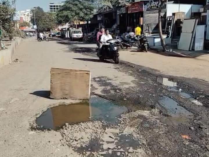 सिद्धेश्वरांची यात्रा चार दिवसांवर येऊन ठेपलेली असताना मंदिरासमोरील मुख्य रस्त्यावर ड्रेनेजचे पाणी वाहत आहे.