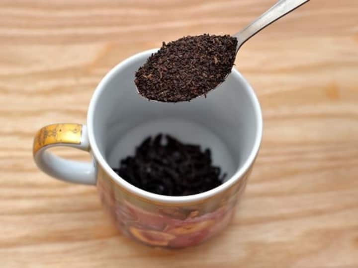 चाय बनाने के बाद बची हुई चायपत्ती को फेकने के बजाए, इस तरह से काम में लाएं