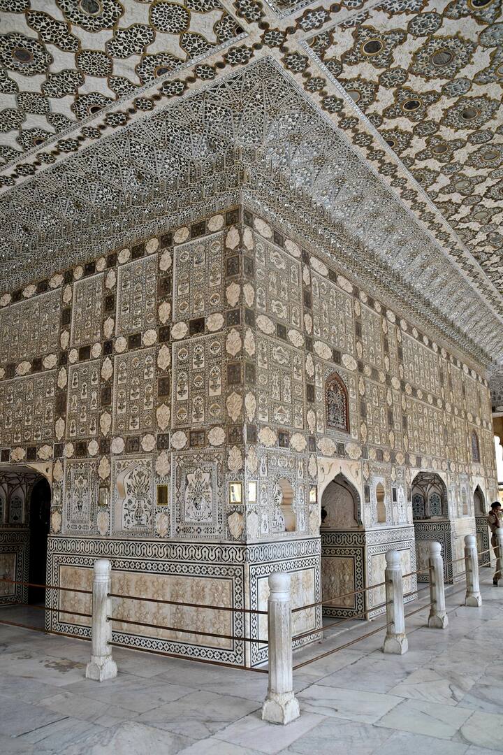 शीश महल कौन नहीं जानता है, इसका निर्माण शाह जहां ने 1637 में एक तुर्की हमाम के रूप में करवाया था, यह महल इतना खूबसूरत है कि यहां फिल्म mughal-e-azam का गीत जब प्यार किया तो डरना क्या भी शूट किया गया है.