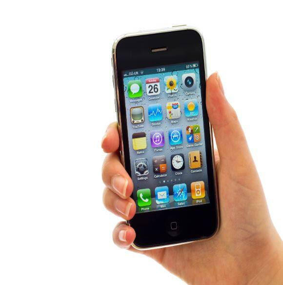 iPhone (2007): ਐਪਲ ਨੇ ਜੂਨ 2007 ਤੋਂ ਪਹਿਲਾਂ ਆਈਫੋਨ ਨਾਲ ਆਪਣੀ ਯਾਤਰਾ ਸ਼ੁਰੂ ਕੀਤੀ ਸੀ, ਇਸ ਮਾਡਲ ਵਿੱਚ ਕੋਈ ਤੀਜੀ ਧਿਰ ਐਪ ਨਹੀਂ ਸੀ। ਨਾਲ ਹੀ, ਇਸ ਵਿੱਚ ਕਿਸੇ ਵੀ ਕਿਸਮ ਦੀ ਕੋਈ GPS ਜਾਂ ਵੀਡੀਓ ਰਿਕਾਰਡਿੰਗ ਵਿਸ਼ੇਸ਼ਤਾ ਨਹੀਂ ਸੀ। ਇਸ ਵਿੱਚ 3.5 ਇੰਚ ਦੀ ਸਕਰੀਨ, ਮਲਟੀ-ਟਚ ਟੱਚਸਕ੍ਰੀਨ ਡਿਸਪਲੇ, ਮਾਈਕ੍ਰੋਫੋਨ, ਹੈੱਡਸੈੱਟ ਕੰਟਰੋਲ ਸਨ। ਪਹਿਲਾ ਆਈਫੋਨ $499 ਵਿੱਚ ਪੇਸ਼ ਕੀਤਾ ਗਿਆ ਸੀ, ਅਤੇ ਉਸ ਸਮੇਂ ਦੇ ਹਿਸਾਬ ਨਾਲ ਇਸਦੀ ਕੀਮਤ ਲਗਭਗ 20,000 ਰੁਪਏ ਸੀ।