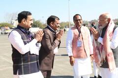 In Photos: इंदौर में भारतीय प्रवासियों के बीच पीएम मोदी, सीएम शिवराज ने एयरपोर्ट पर यूं किया स्वागत
