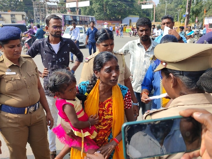 சேலம் மாநகராட்சியில் ஊழல் நடைபெறுவதாக கூறி, உடல் முழுவதும் கரி பூசிக்கொண்டு நூதனமுறையில் மனு அளித்த நபரால் பரபரப்பு.