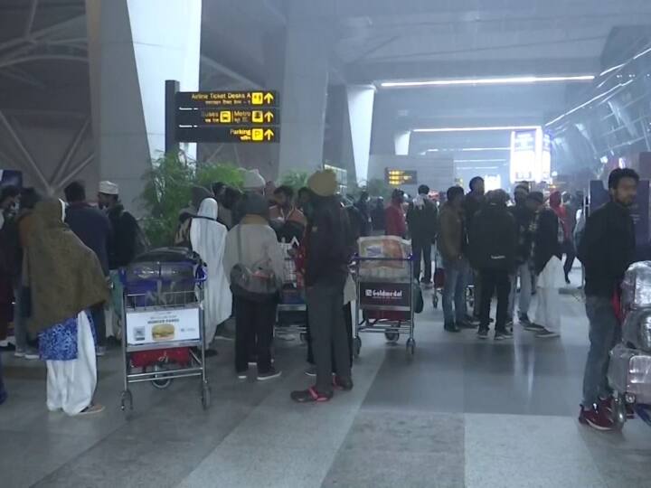 Delhi Airport Update: गिरते पारे और घने कोहरे के बीच देरी से उड़ान भर रही फ्लाइट्स, जारी हुआ ऑरेंज अलर्ट Delhi Weather Update Indira Gandhi International Airport delayed flight For severe fog and cold Delhi Airport Update: गिरते पारे और घने कोहरे के बीच देरी से उड़ान भर रही फ्लाइट्स, जारी हुआ ऑरेंज अलर्ट