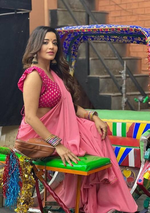 सोशल मीडियावर मोनालिसाचे पाच मिलियन्सहून अधिक फॉलोअर्स आहेत.