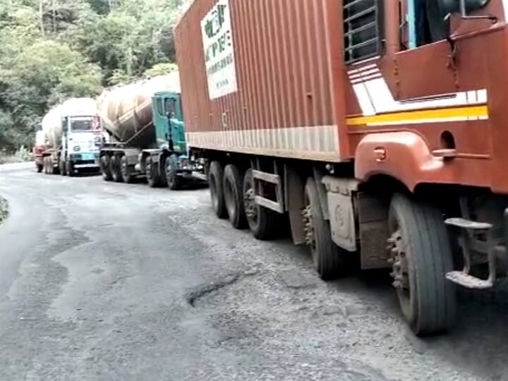 चिपळूण-कराड रोड वरील कुंभार्ली घाटात वाहतूक ठप्प आहे..