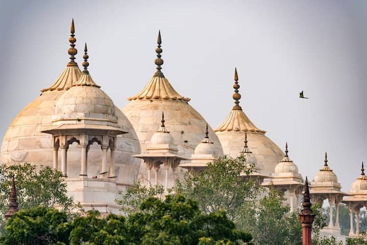 मोती मस्जिद एक चमकती हुई मस्जिद है, जिसका निर्माण शाहजहां ने अपने शाही दरबार के लिए करवाया था. यह मस्जिद बहुत ही खूबसूरत है जो चांदनी रात में मोती की तरह चमकती है. मोती मस्जिद शहर की सबसे पुरानी मस्जिद में से एक है.