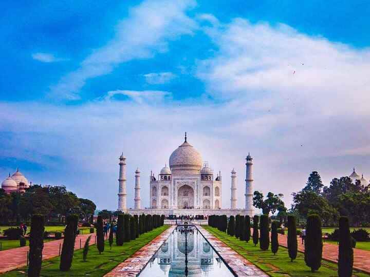 आगरा में ताजमहल के अलावा कई ऐसी इमारतें हैं जो आगरा की शान है, इनकी खूबसूरती लोगों को आकर्षित करती है जानते हैं इनके बारे में.